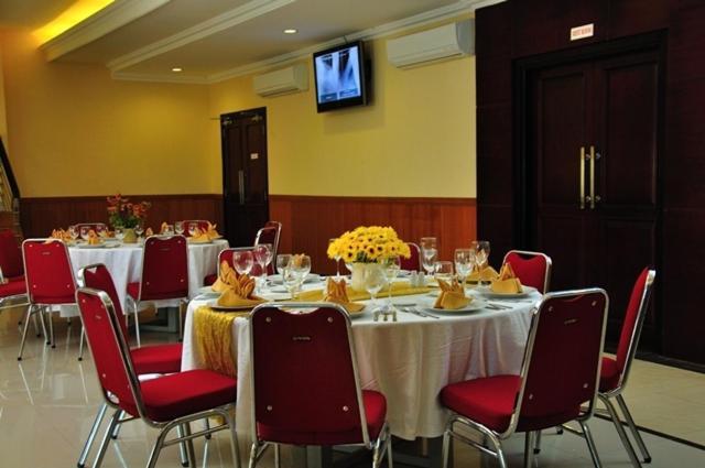 Feodora Airport Hotel Палембанг Екстериор снимка
