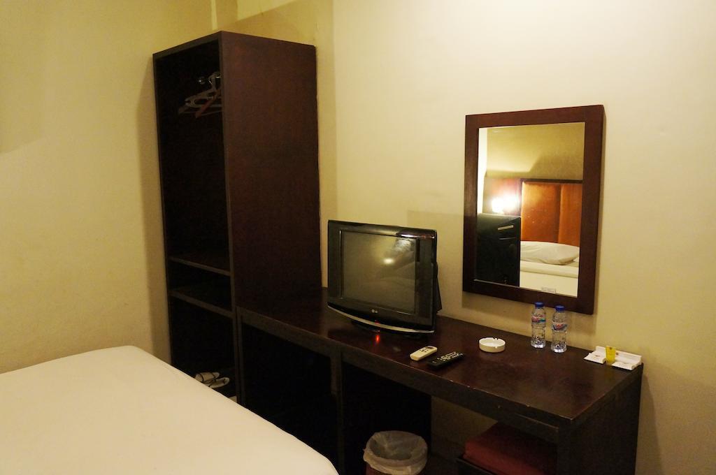 Feodora Airport Hotel Палембанг Стая снимка