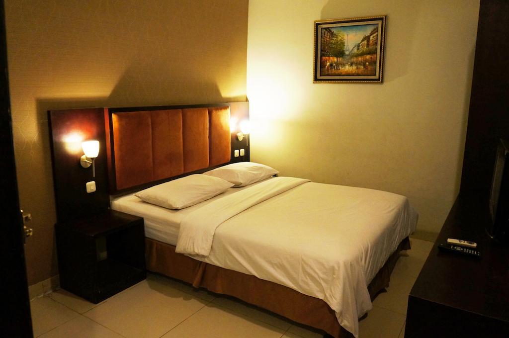 Feodora Airport Hotel Палембанг Стая снимка