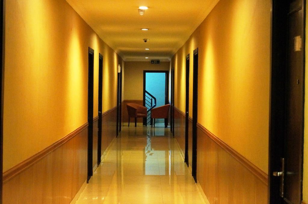 Feodora Airport Hotel Палембанг Екстериор снимка