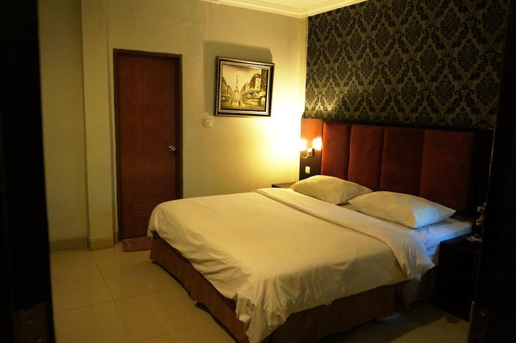Feodora Airport Hotel Палембанг Екстериор снимка