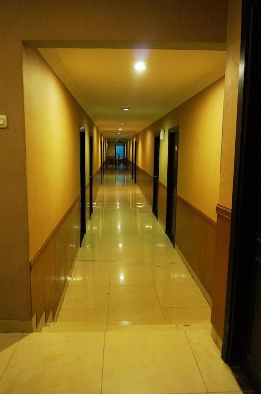 Feodora Airport Hotel Палембанг Екстериор снимка