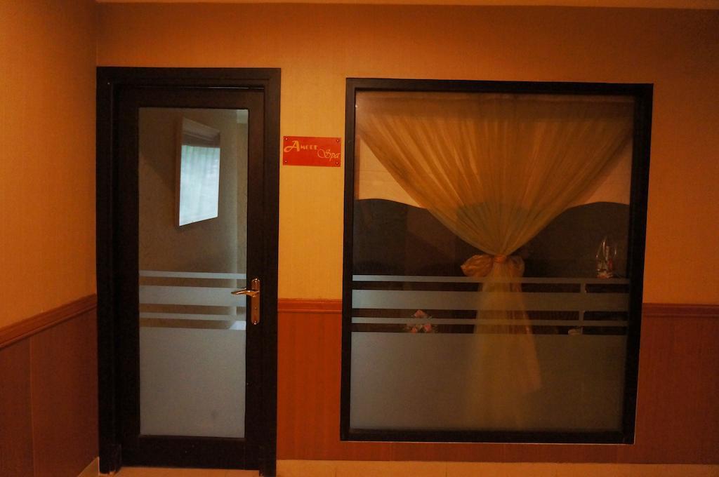 Feodora Airport Hotel Палембанг Екстериор снимка